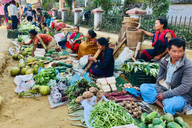 পাহাড়ি সড়কে মৌসুমি সবজির হাট