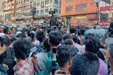 ‘হাদি ভাইকে গুলি কেন, ভারত তুই জবাব দে’—স্লোগানে উত্তাল প্রগতি সরণি