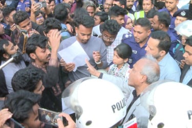 স্বরাষ্ট্র উপদেষ্টার গাড়ি আটকে ৭ দফা দাবি ছাত্র-জনতার