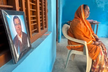 হঠাৎ মারা যাচ্ছেন ভারতের নির্বাচন কর্মীরা, কেউ করছেন আত্মহত্যা