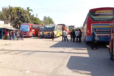 কুমিল্লায় বাস ধর্মঘট, চরম ভোগান্তিতে যাত্রীরা