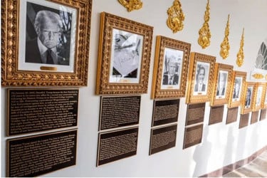 হোয়াইট হাউসে নতুন ফলকে বাইডেন ও ওবামার প্রতি তীব্র কটাক্ষ