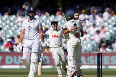 অ্যাডিলেডে হারের প্রহর গুনছে ইংল্যান্ড