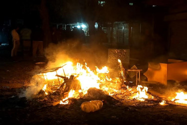 হাদি হত্যার প্রতিবাদে ঝিনাইদহে বিক্ষোভ, ভাঙচুর ও অগ্নিসংযোগ