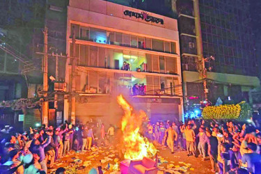 গণমাধ্যমে ঢুকে নজিরবিহীন তাণ্ডব