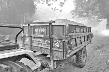 পাহাড়ে থামছে না বালু উত্তোলন