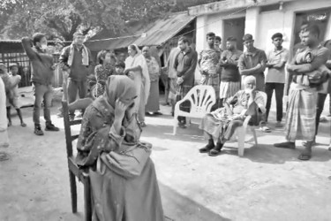 বিয়ের দাবিতে শিক্ষকের বাড়িতে শিক্ষিকার অনশন