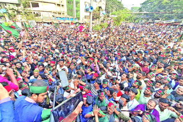 বিচারের দাবিতে উত্তাল রাজপথ