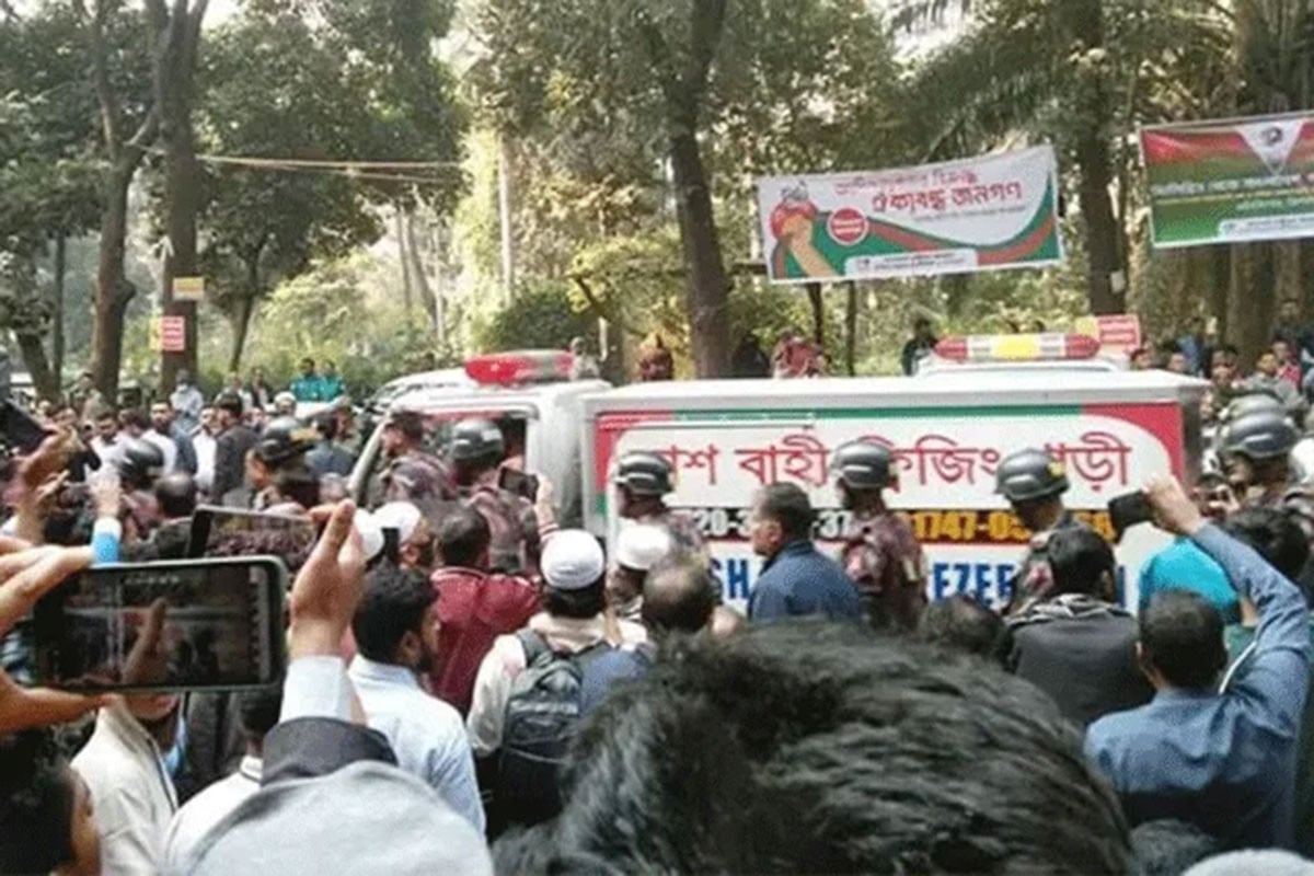 জানাজার জন্য ওসমান হাদির মরদেহ সংসদ ভবনের দক্ষিণ প্লাজায়, লাখো মানুষের ঢল