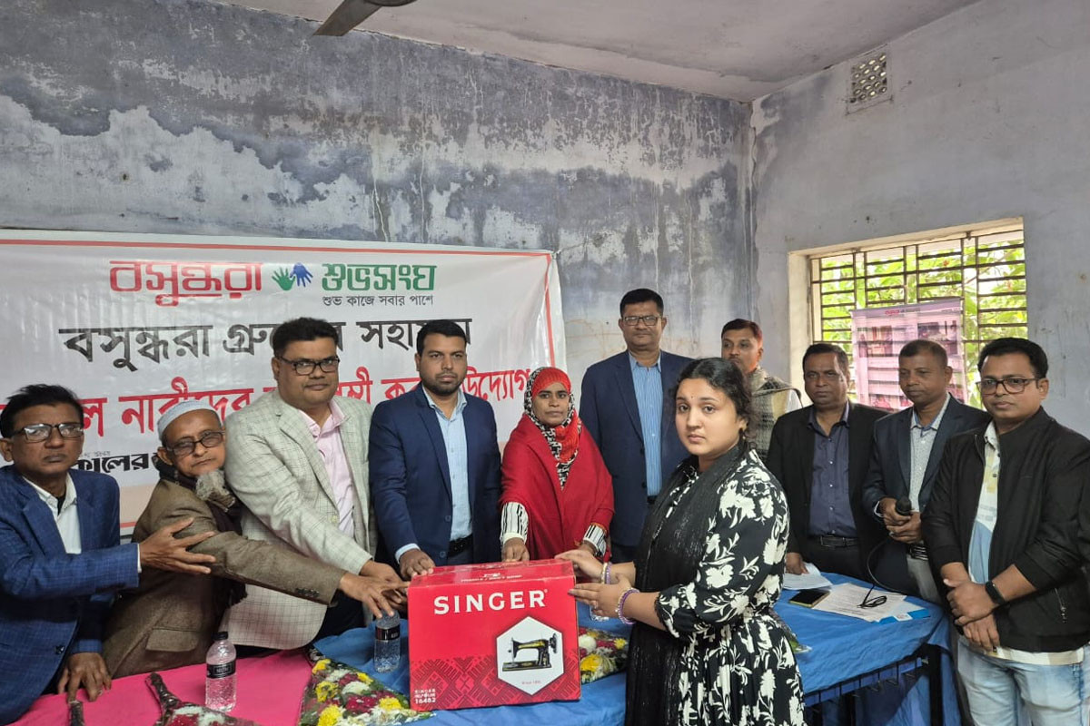 শুভসংঘের উদ্যোগে মনিরামপুর-কেশবপুরের অসচ্ছল ৪০ নারীর মাঝে সেলাই মেশিন বিতরণ