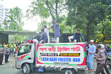 জানাজা শেষে হাদির লাশ ঢাকা বিশ্ববিদ্যালয় প্রাঙ্গণে