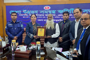 তালগাছপ্রেমী খোরশেদ আলীকে সম্মাননা স্মারক দিলো জেলা প্রশাসন