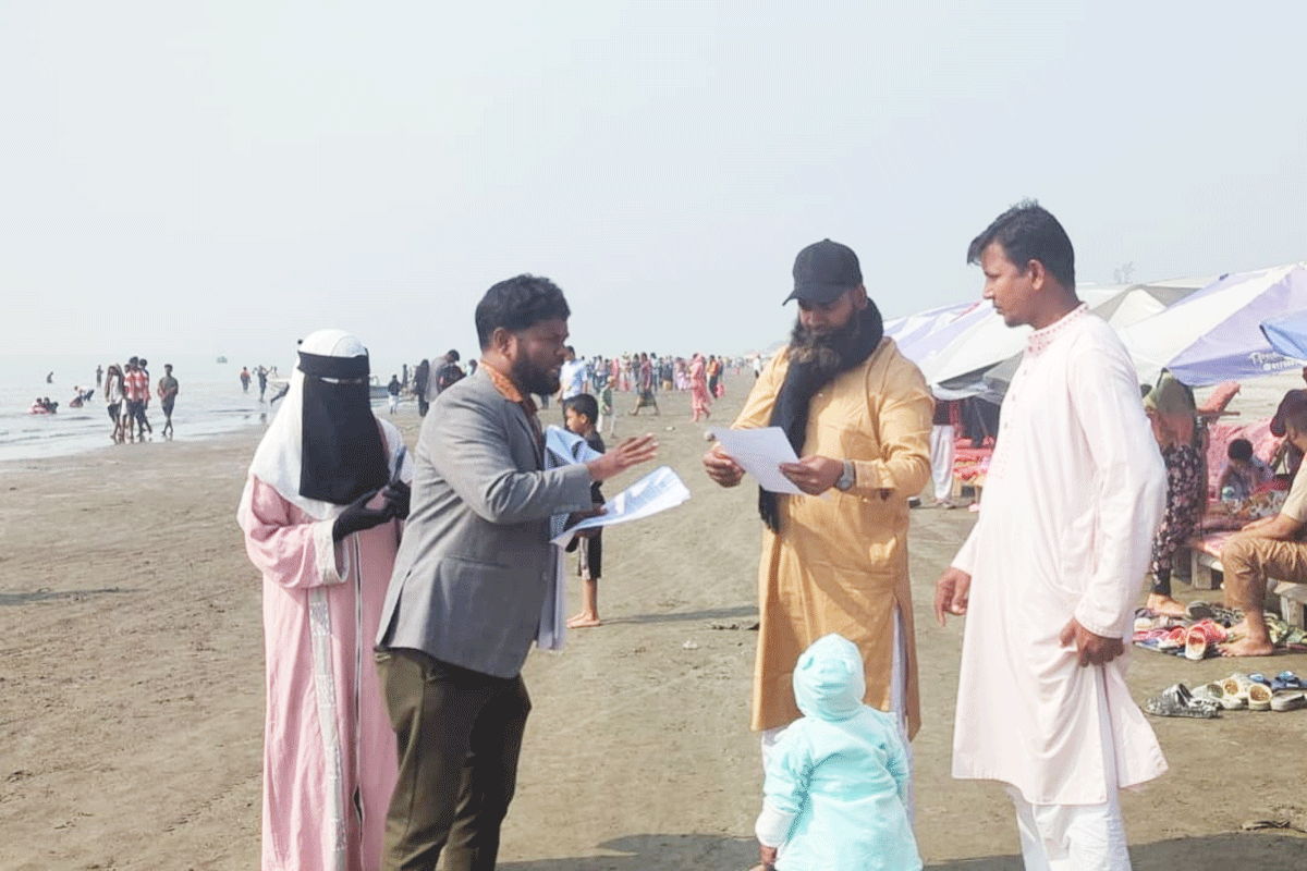 সচেতনতা সৃষ্টিতে কুয়াকাটায় বসুন্ধরা শুভসংঘের লিফলেট বিতরণ