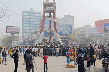 নারায়ণগঞ্জে সড়ক অবরোধ করে গার্মেন্টস শ্রমিকদের বিক্ষোভ
