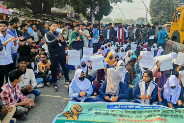 ঈশ্বরদী কৃষি প্রশিক্ষণ ইনস্টিটিউট শিক্ষার্থীদের ৮ দফা দাবিতে সড়ক অবরোধ