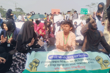 আট দাবিতে বরিশালে মহাসড়ক অবরোধ কৃষি শিক্ষার্থীদের