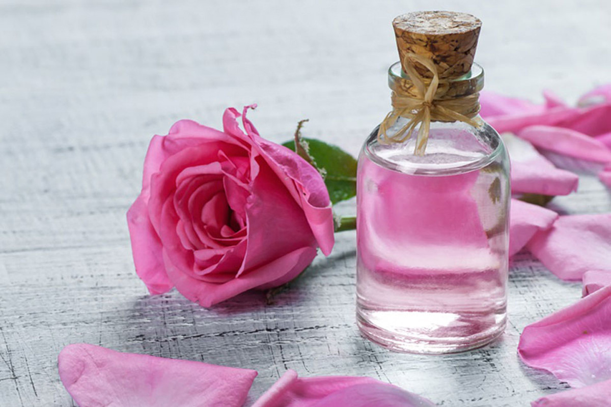 ত্বকের যত্নে গোলাপজল