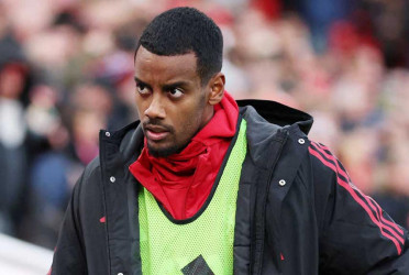 অনির্দিষ্টকালের জন্য ছিটকে গেলেন ইসাক