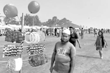 তিন দিনের ছুটিতে পর্যটকের আশায় সেজেছে কুয়াকাটা