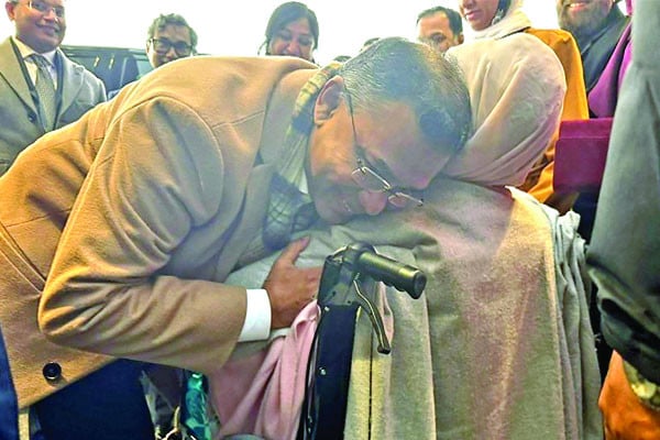 সাত বছর পর দেখা মাকে জড়িয়ে ধরে আপ্লুত তারেক রহমান