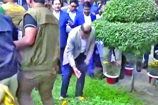 খালি পায়ে দাঁড়ান, হাতে মাটি তুলে আপ্লুত তারেক