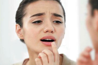 শীতে ঠোঁট ফাটে? জেনে নিন কোমল রাখার ঘরোয়া উপায়