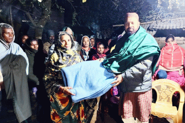 বাড়িতে বাড়িতে কম্বল পৌঁছে দিলেন ইউপি চেয়ারম্যান