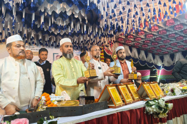 নোয়াখালীতে সিআইপি সম্মাননা অর্জন করায় তিন ভাইকে গণসংবর্ধনা