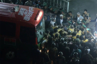 মাকে দেখতে এভারকেয়ারে তারেক রহমান