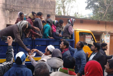 তারেক রহমানের স্বদেশ প্রত্যাবর্তনে চাঁপাইনবাবগঞ্জে মিষ্টি বিতরণ