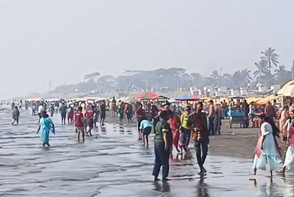 টানা ছুটিতে পর্যটকে টইটুম্বুর সাগরকন্যা কুয়াকাটা