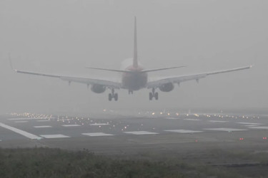 কুয়াশায় ঢাকায় নামতে না পেরে ৫ ফ্লাইট গেল কলকাতা