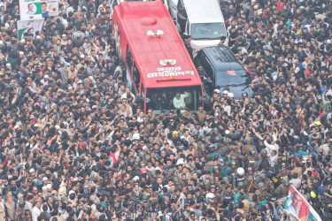 বাবার কবর জিয়ারত শেষে স্মৃতিসৌধের পথে তারেক রহমান