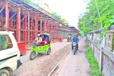 ফ্লাইওভারই এখন গলার কাঁটা