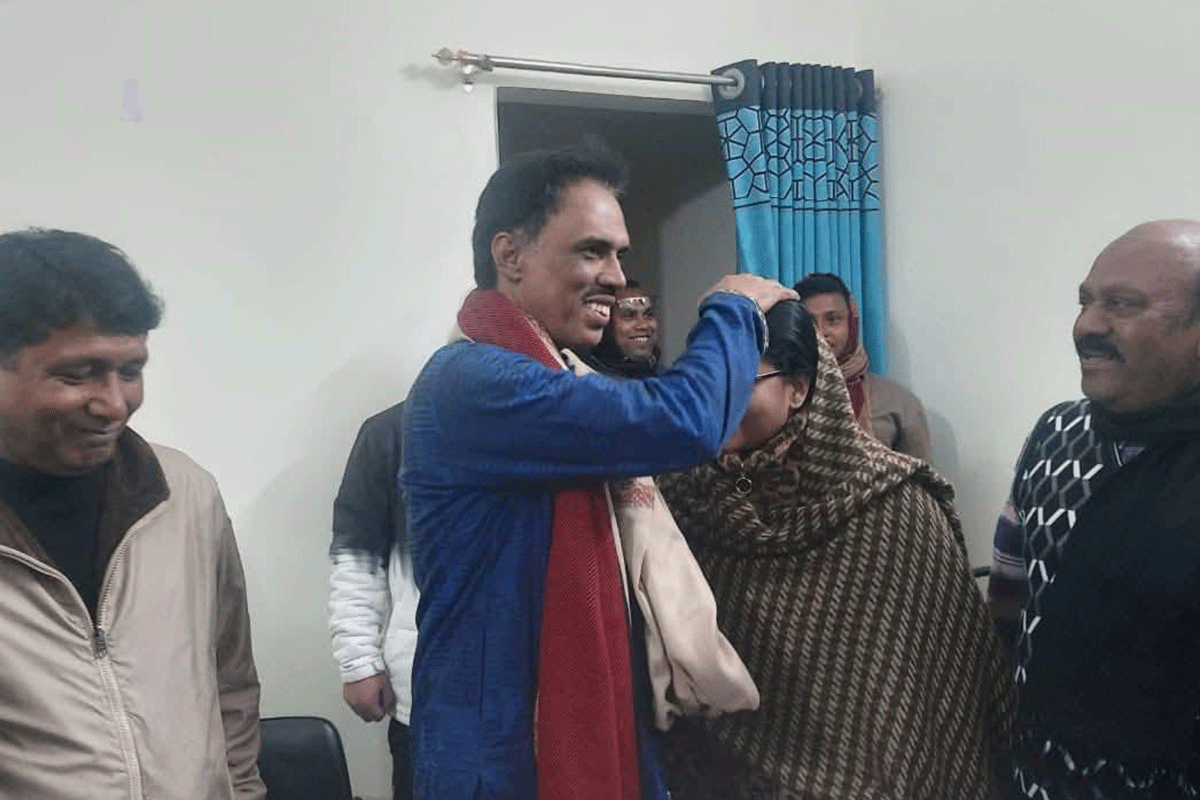 স্বতন্ত্র প্রার্থীর বাসায় ধানের শীষের প্রার্থী পুতুল
