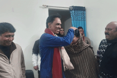 স্বতন্ত্র প্রার্থীর বাসায় ধানের শীষের প্রার্থী পুতুল