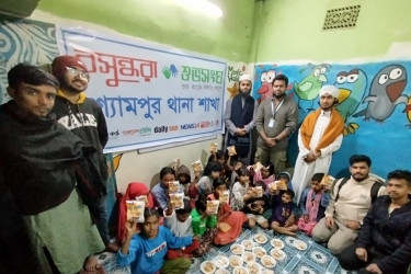 পথশিশুদের মাঝে শীতের পিঠা বিতরণ করল বসুন্ধরা শুভসংঘ শ্যামপুর থানা