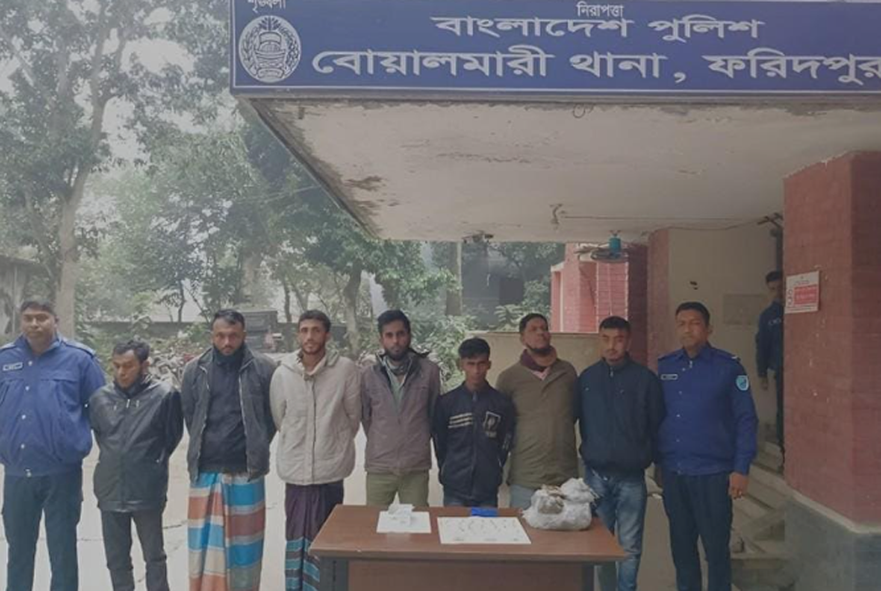 বোয়ালমারীতে মাদকবিরোধী অভিযানে ৭ কারবারি আটক