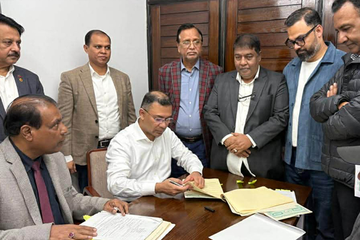 মনোনয়নপত্রে স্বাক্ষর করলেন তারেক রহমান