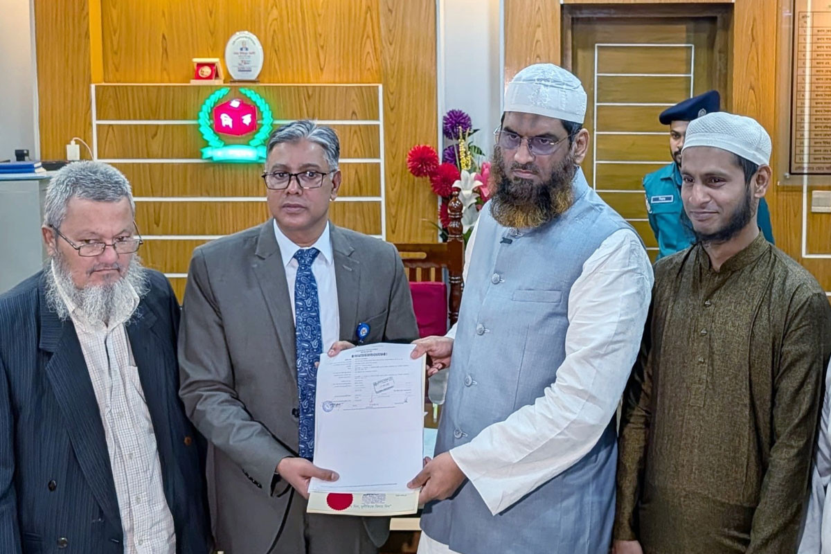 ঢাকা-১৩ আসনে মনোনয়নপত্র জমা দিলেন মামুনুল হক