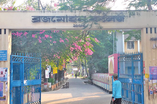 ৩৭ বছরেও হয়নি একটা নতুন হল