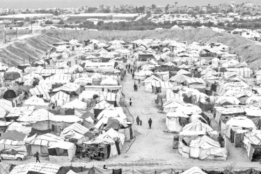 অস্থায়ী তাঁবু গেড়ে বসবাস