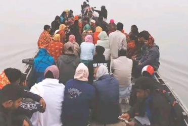 ঘন কুয়াশায় যমুনায় পথ হারাল বরযাত্রীবাহী নৌকা