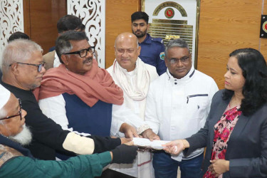নাটোরে মনোনয়নপত্র জমা দিলেন রুহুল কুদ্দুস তালুকদার দুলু