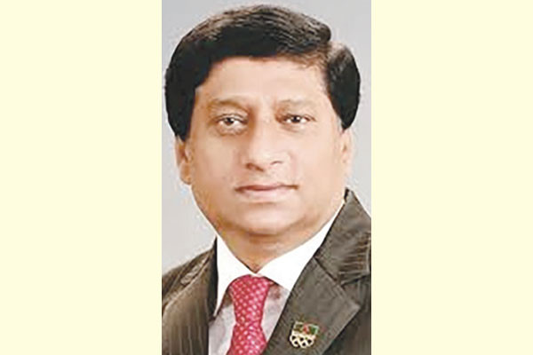 একটি দল ঘোলা পানিতে মাছ শিকারের চেষ্টা করছে