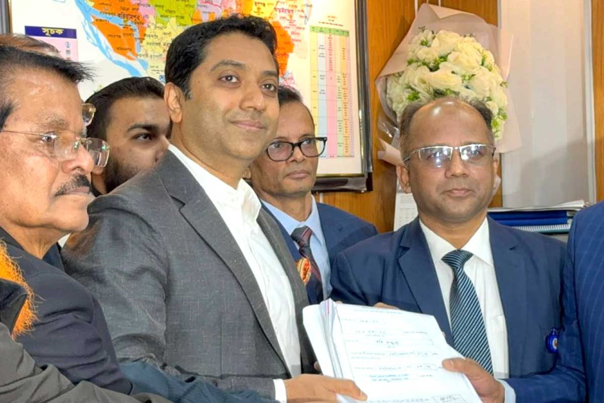 ঢাকা-১৩ আসনে মনোনয়ন ফরম জমা দিলেন ববি হাজ্জাজ