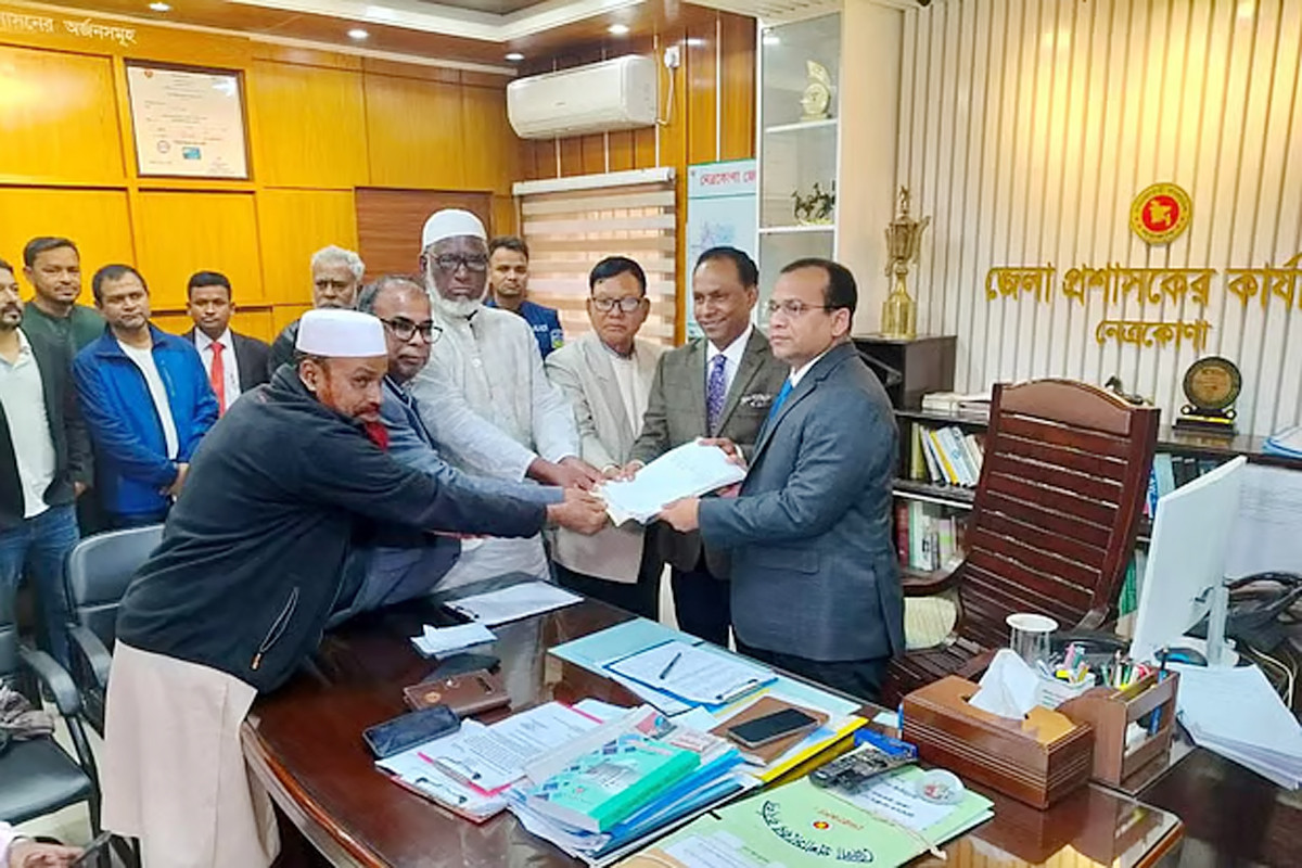 ‘ঐক্যের বার্তা দিতে’ তিন ধর্মের পাঁচজনকে নিয়ে কায়সার কামালের মনোনয়নপত্র জমা