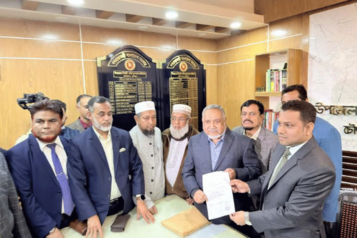 কুমিল্লায় হেভিওয়েট প্রার্থীদের মনোনয়নপত্র দাখিল