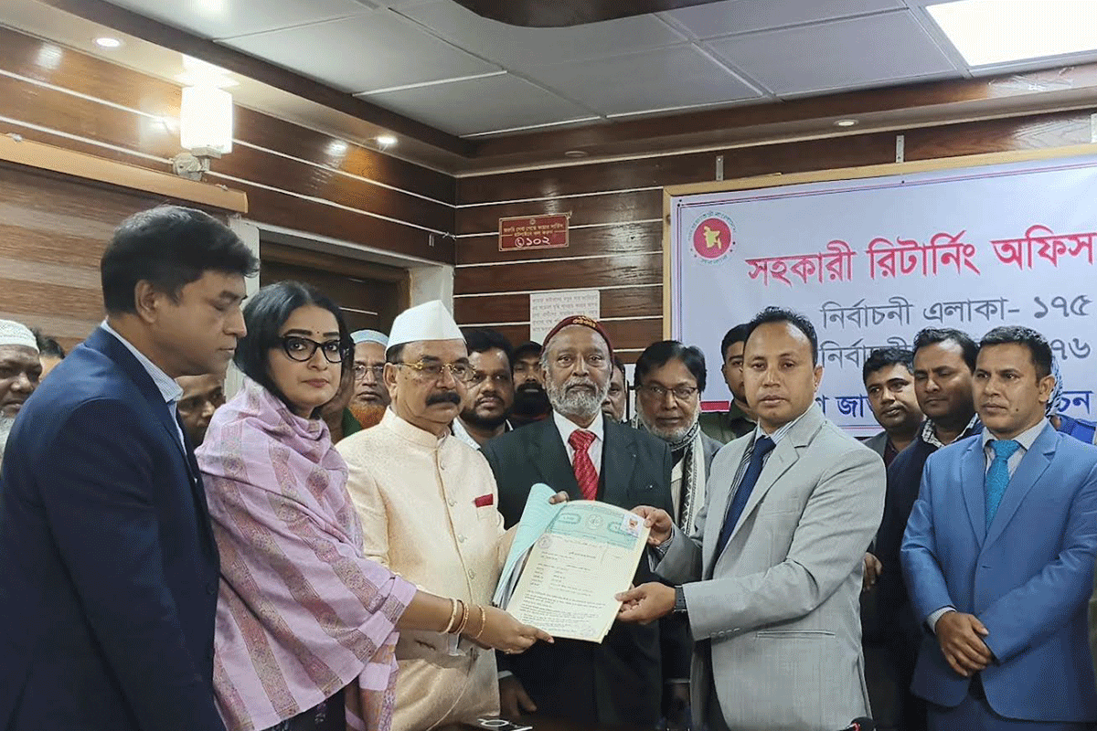 ঢাকা-৩ আসনে মনোনয়ন ফরম জমা দিলেন গয়েশ্বর চন্দ্র রায়