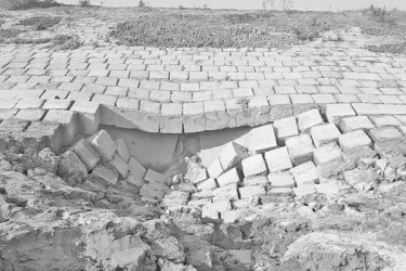 তীর সংরক্ষণ বাঁধে ধস